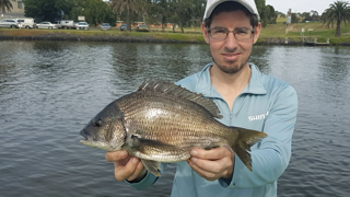 HOW to CATCH BREAM on BAIT fishing with WORMS - Basic fishing tips for beginners